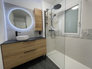 La salle de bain entièrement rénovée en 2021. 