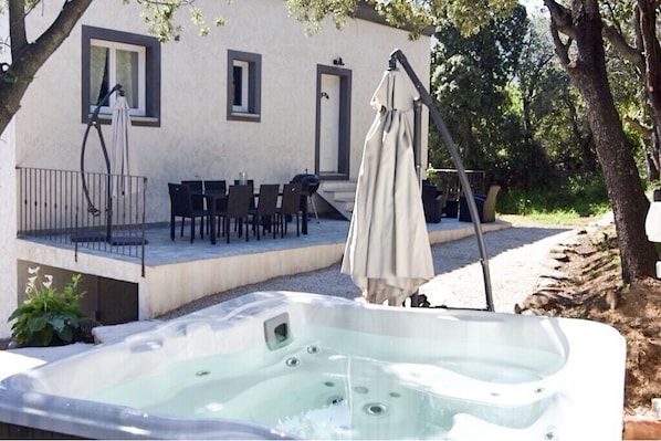 Jacuzzi lodge 6 places dont une allongée.
Superbe terrasse de 33m2.
Espace cocon