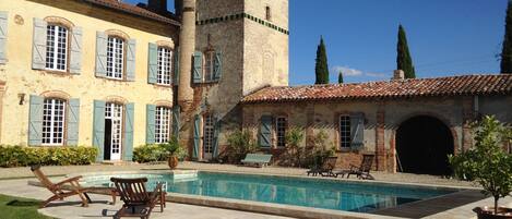 Piscine dans la cour