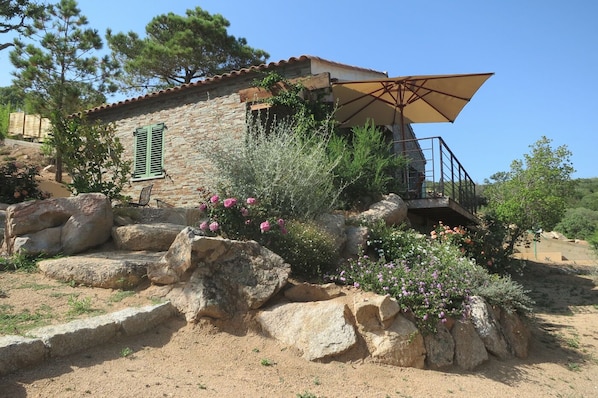 Fassade covered with natural stones