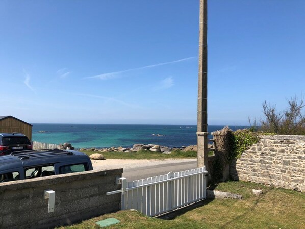 Vue du jardin avant, par beau temps
