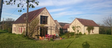 Petit hameau protégé avec vue magnifique sur la campagne