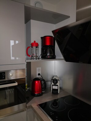 Au choix: cafetière :
-Nespresso, 
-à filtre papier 
-ou  inox

-à filtre