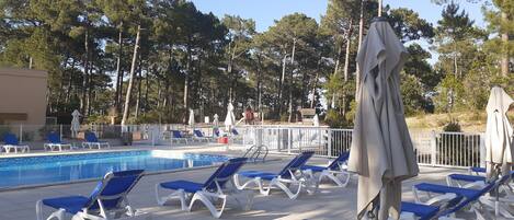 Piscine et piscine enfants avec aire de jeux mitoyenne