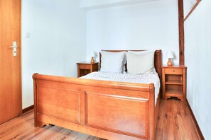 Chambre à coucher avec un lit double 140x190cm avec ses 2 tables de chevet et des rangements (linge de lit inclus)