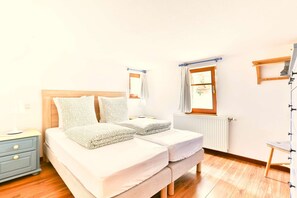 Chambre à coucher avec 2 lits simples 90x200cm avec ses tables de chevets et des rangements