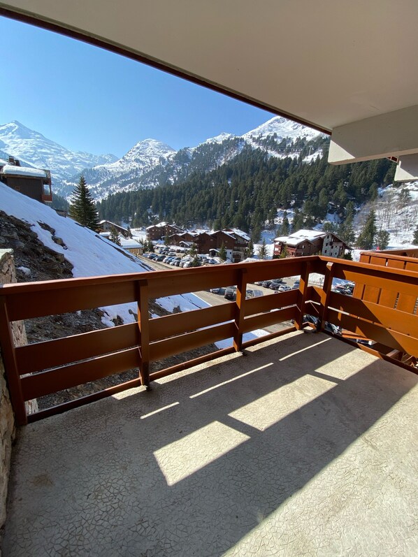 Terrasse avec vue sur le Mont Vallon