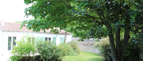 Villa de plein pied dans St Martin de Ré avec grand jardin.