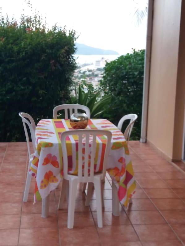 Terrasse et vue sur la baie de Fort de France