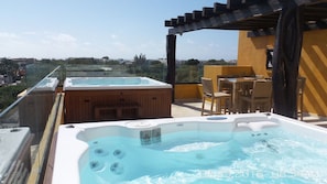 Outdoor spa tub