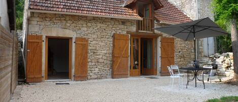 terrasse devant le gîte