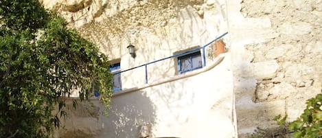 Façade creusée dans la roche