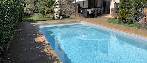 Jardin - Piscine - Terrasse table pour dîner - Plancha terrasse balcon.