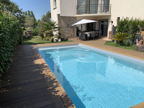 Jardin - Piscine - Terrasse table pour dîner - Plancha terrasse balcon.