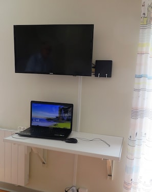 TV écran plat,table rabattable pouvant servir de bureau ou de table d'appoint