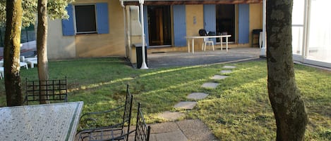 La maison avec sa 1ère terrasse ensoleillée.