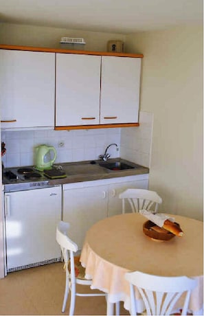 CUISINE EQUIPEE OUVERTE SUR LE SEJOUR