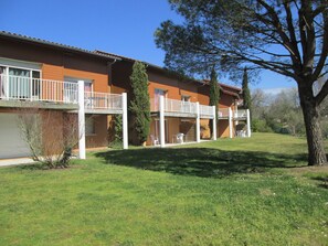 Votre terrasse vue du jardin