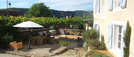 Vue sur la terrasse et les falaises dominant la Dordogne.