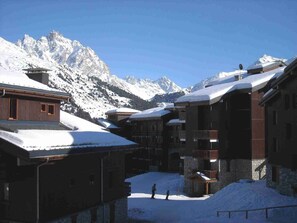 La vue sur les sommets, depuis le balcon.