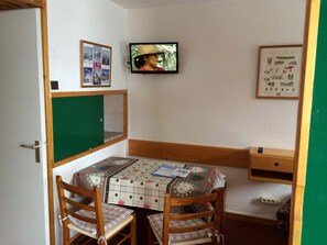 Salle à manger, avec passe-plat vers la cuisine