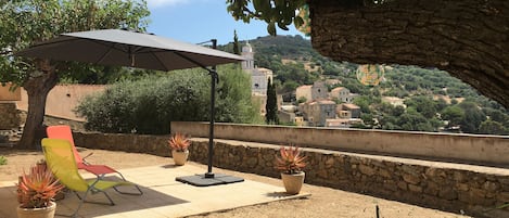 Le Jardin - profitez de la vue sur l'église de Corbara