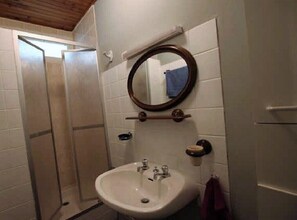 SALLE DE BAIN AVEC DOUCHE ET LAVABO