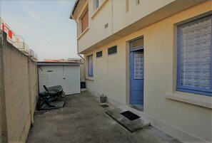 COUR INDĂPENDANTE AU REZ DE CHAUSSEE
