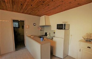 COIN CUISINE ĂQUIPĂE DONNANT SUR LE SĂJOUR
