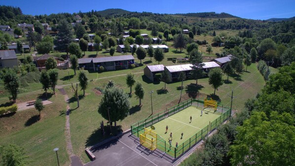 Vue aérienne du village de vacances et du terrain multisport