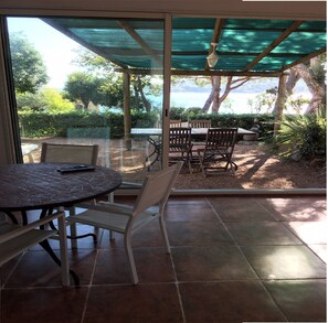 veranda cuisine ouvrant sur la terrasse