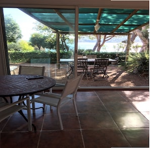 veranda cuisine ouvrant sur la terrasse