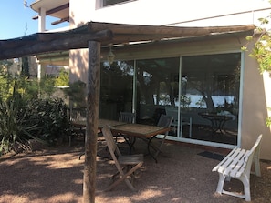 terrasse couverte de canisse