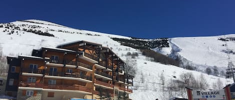 Appartement au 1er étage et télésiège village à moins de 25 mètres, ski au pieds