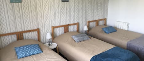 Chambre triple avec des lits en 90x200