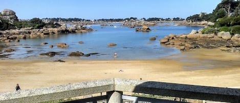 Vue de la chambre 1
sur la plage de Ploumanach'