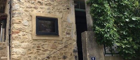 vue sur l'entrée de la maison