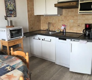CUISINE ÉQUIPÉE OUVERTE SUR LE SALON - SÉJOUR 