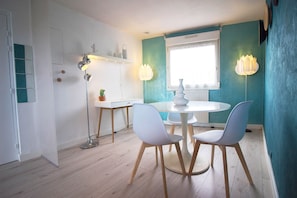 Salle à manger avec son petit coin bureau cosy