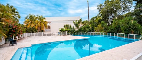 Piscine de la résidence.