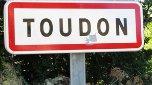 Panneau à l'entrée du village.