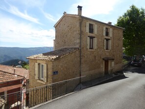 Maison côté Entrée rue principale.