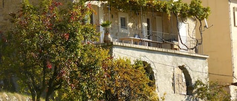 La maison et sa terrasse côté Sud.