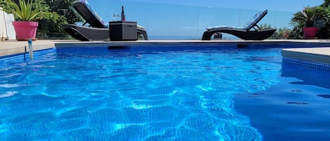 Nouvel espace piscine 2022 avec superbe vue mer avec balustrade en verre