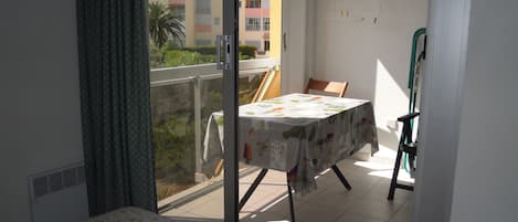 Baie vitrée de la chambre qui donne sur un balcon couvert