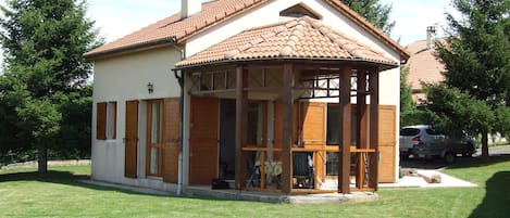 the house with its patio on a property of 1000 m2