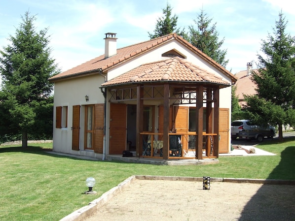 the house with its patio on a property of 1000 m2