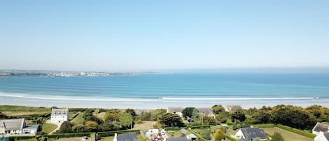 Vue de la plage de Dossen à l’aplomb de la maison. 