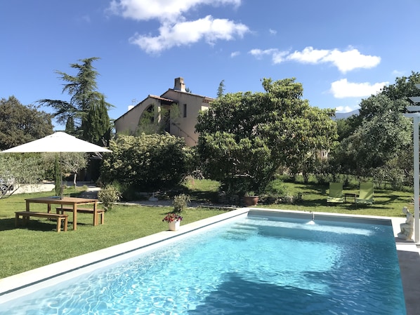 la belle histoire-ventoux piscine jardin