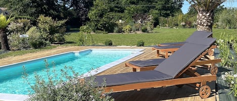 Piscine chauffée et sa terrasse